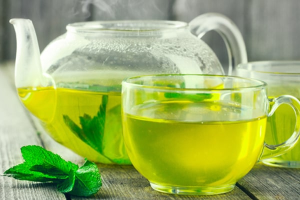 چای سبز به دلیل آنتی‌اکسیدان‌های فراوان، به کاهش استرس و حفظ جوانی پوست کمک می‌کند.