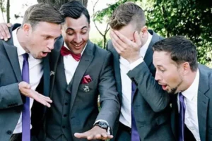 ژست عکس داماد و ساقدوش ها : داماد در حال نشان دادن حلقه به ساقدوش ها