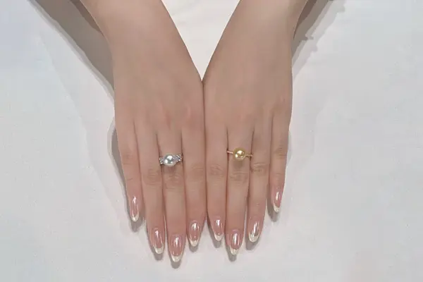 7 گام برای داشتن ناخنهای خیرهکننده در روز عروسی 1 ناخن های زیبا در روز عروسی : دو دست با ناخن های فرنچ شده با پس زمینه سفید