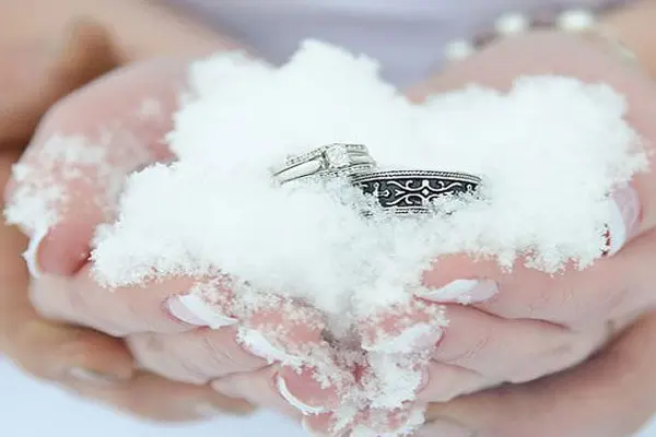 زیبایی عروس در زمستان : دستهای عروس و داماد پر از برف و حلقه ها درون برف