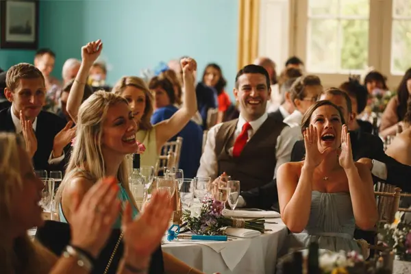 نحوه اعلام کادو سر عقد : تعدادی خانم و آقا نشسته رو صندلی در حال دست زدن