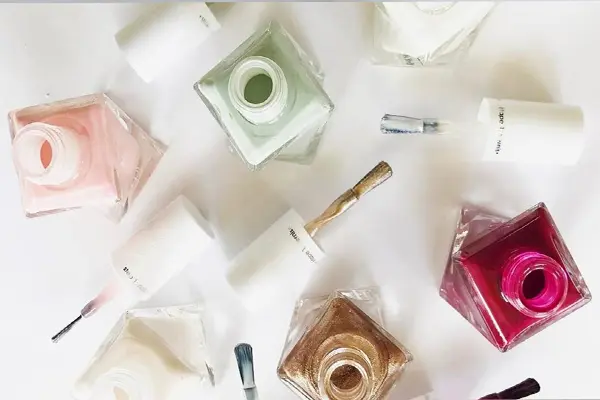 7 گام برای داشتن ناخنهای خیرهکننده در روز عروسی 3 چند عدد لاک به رنگ طلایی و سرخابی و سبز