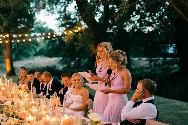 نحوه اعلام کادو سر عقد :دو خانم در حال اعلام کادو سر عقد و تعدادی مهمان سر میز