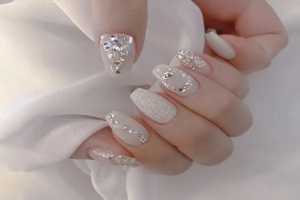 7 گام برای داشتن ناخنهای خیرهکننده در روز عروسی 2 مراقبت از ناخن عروس : ناخن های طراحی شده عروس