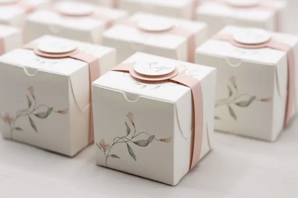 گیفت عروسی : جعبه های کوچک با یک گل صورتی چاپ شده