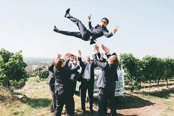 ژست عکس داماد و ساقدوش ها : پرتاب داماد به وسیله ساقدوش ها