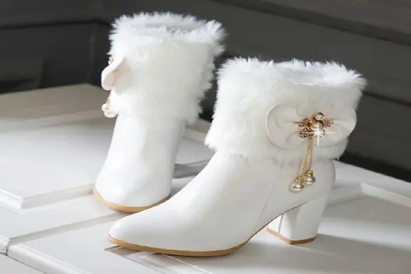 زیبایی عروس در زمستان: کفش سفید عروس با خز و سگک طلایی