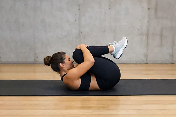 تناسب اندام عروس : زنی در حال انجام حرکت غلتیدن مانند توپ