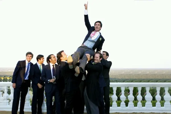 ژست عکس داماد و ساقدوش ها : داماد به وسیله ساقدوش ها بلند شده است