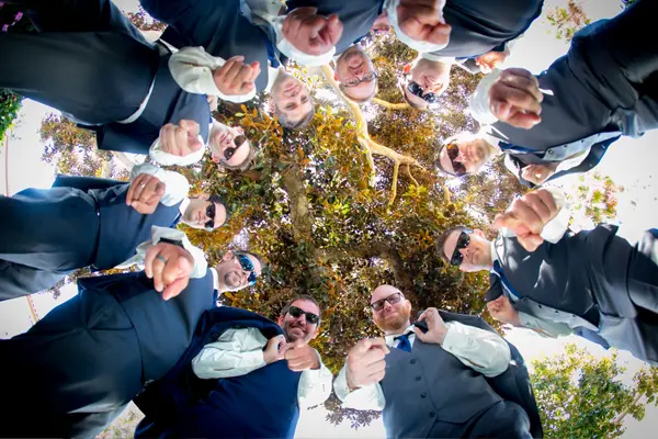 ژست عکس داماد و ساقدوش ها : داماد به همراه ساقدوش ها از پایین سلفی گرفته اند