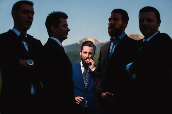 ژست عکس داماد و ساقدوش ها : داماد در حال سیگار کشیدن و ساقدوش ها در دو طرف ایستاده اند